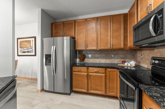 10806 S Shore Drive 103, Plymouth, MN 55441