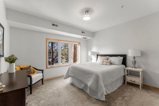 10806 S Shore Drive 103, Plymouth, MN 55441