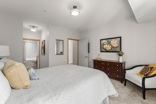 10806 S Shore Drive 103, Plymouth, MN 55441