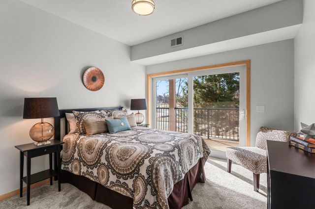 10806 S Shore Drive 103, Plymouth, MN 55441