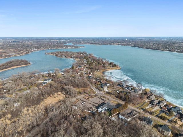 10806 S Shore Drive 103, Plymouth, MN 55441