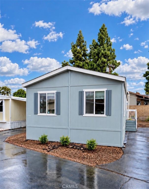 26 Coronado, San Fernando, CA 91345 — exterior