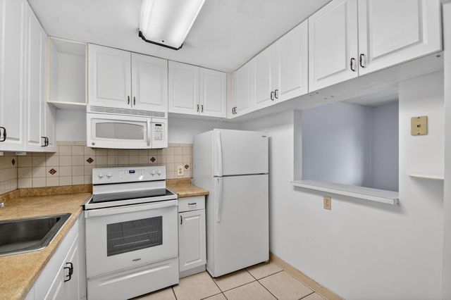 3300 Springdale Boulevard 208, Palm Springs, FL 33461