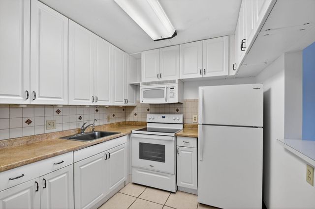 3300 Springdale Boulevard 208, Palm Springs, FL 33461