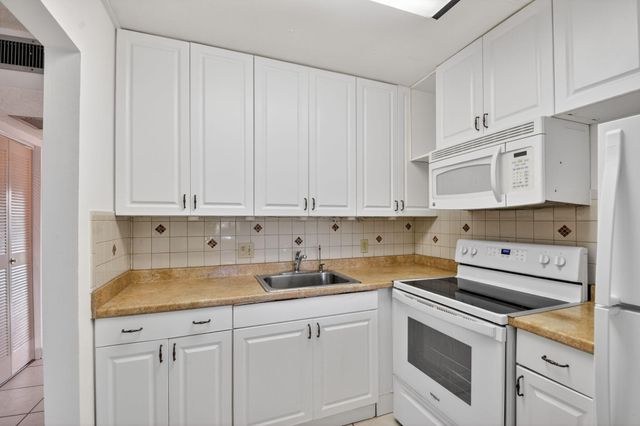 3300 Springdale Boulevard 208, Palm Springs, FL 33461