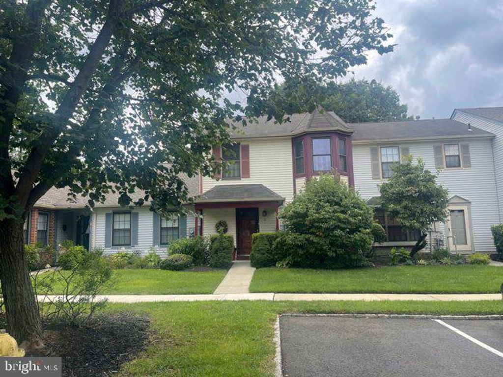 2 CHADWICK CT, Robbinsville, NJ 08691