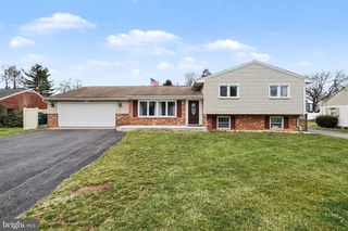 60 CONODOGUINET AVE, Camp Hill, PA 17011