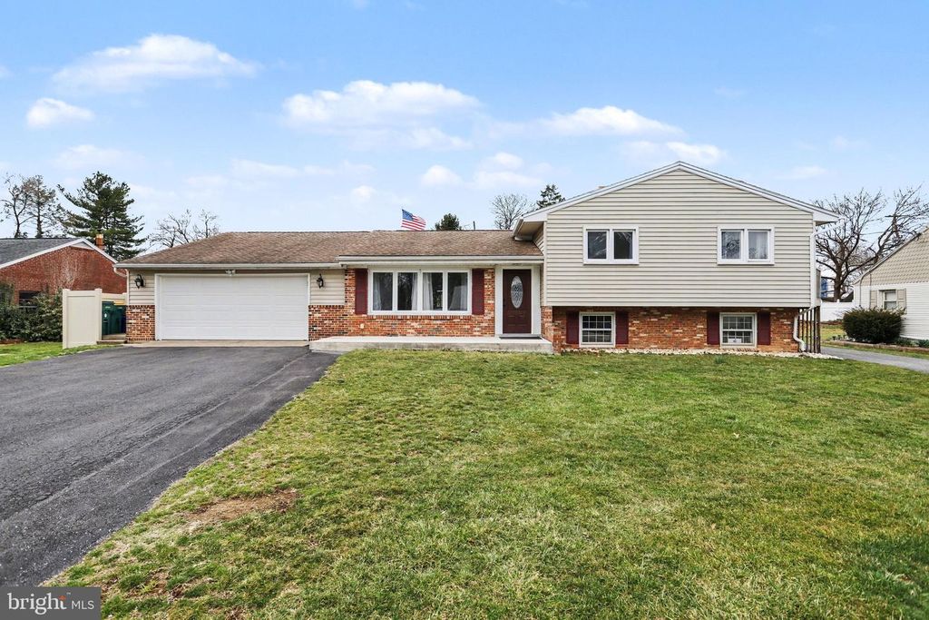 60 CONODOGUINET AVE, Camp Hill, PA 17011