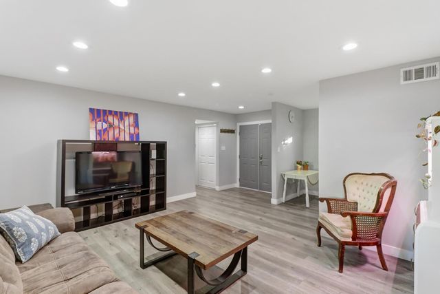 9147 La Riviera Dr, Sacramento, CA 95826