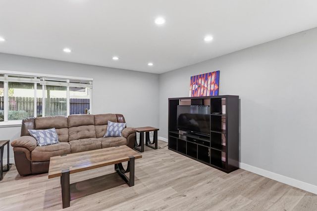 9147 La Riviera Dr, Sacramento, CA 95826