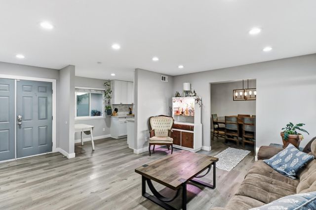 9147 La Riviera Dr, Sacramento, CA 95826