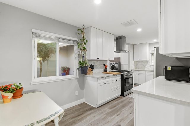 9147 La Riviera Dr, Sacramento, CA 95826