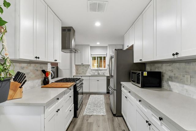 9147 La Riviera Dr, Sacramento, CA 95826