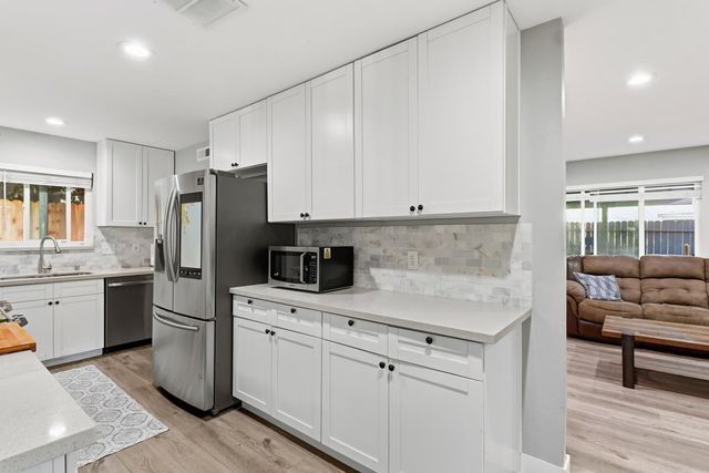 9147 La Riviera Dr, Sacramento, CA 95826