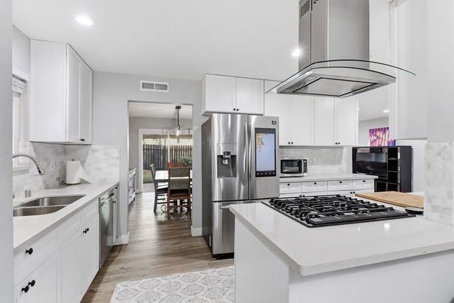 9147 La Riviera Dr, Sacramento, CA 95826