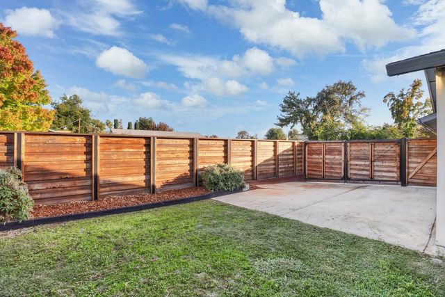 9147 La Riviera Dr, Sacramento, CA 95826