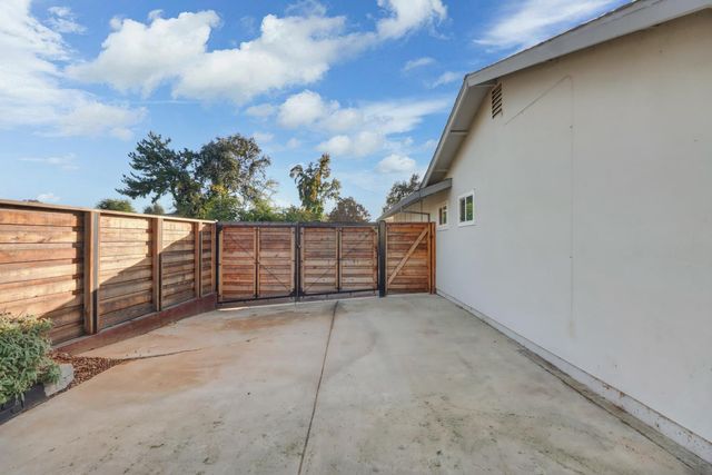 9147 La Riviera Dr, Sacramento, CA 95826