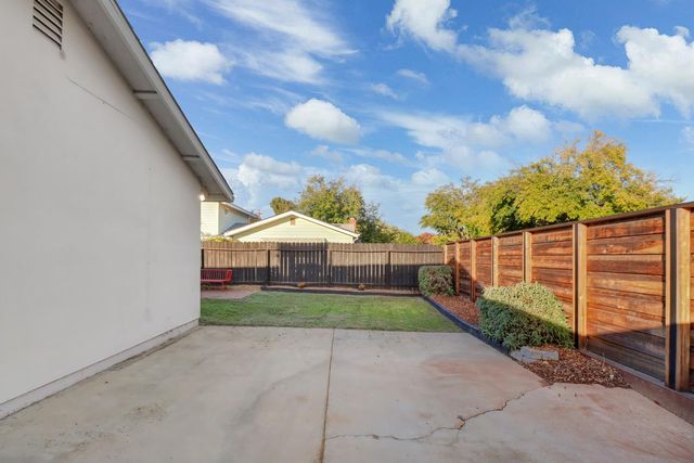 9147 La Riviera Dr, Sacramento, CA 95826