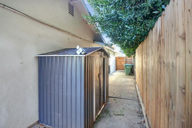 9147 La Riviera Dr, Sacramento, CA 95826