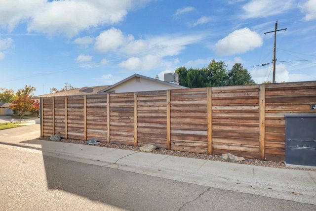 9147 La Riviera Dr, Sacramento, CA 95826