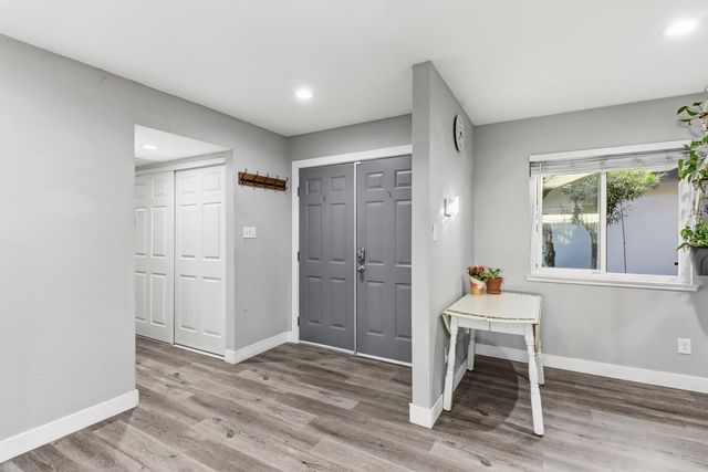 9147 La Riviera Dr, Sacramento, CA 95826