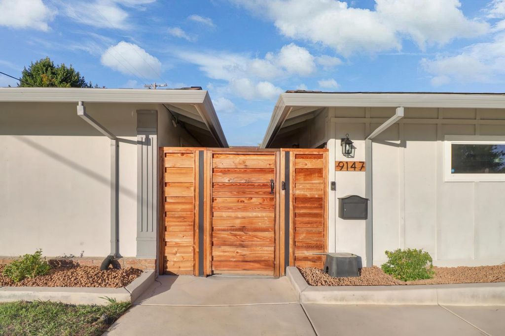 9147 La Riviera Dr, Sacramento, CA 95826