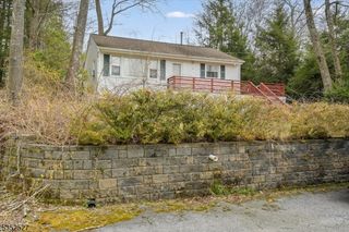 16 Hampton Rd, West Milford Twp., NJ 07421