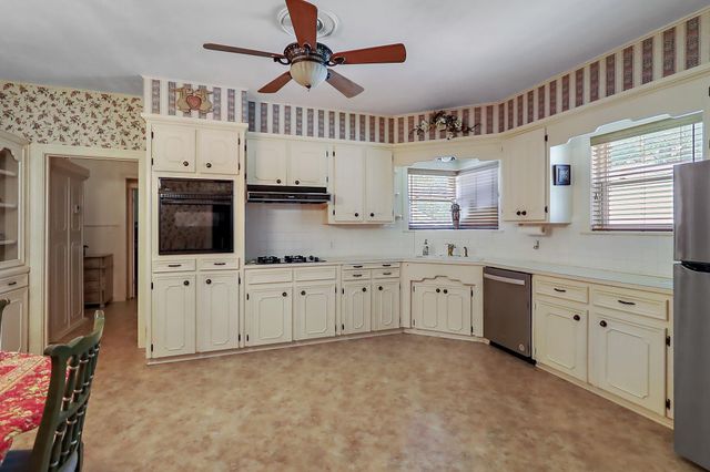 405 Park Street, Anahuac, TX 77514