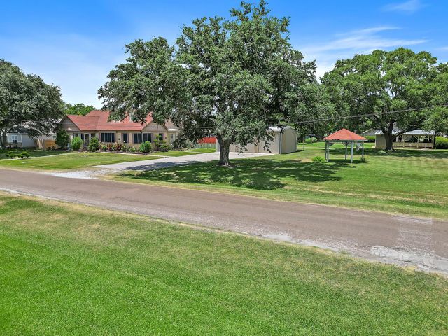 405 Park Street, Anahuac, TX 77514