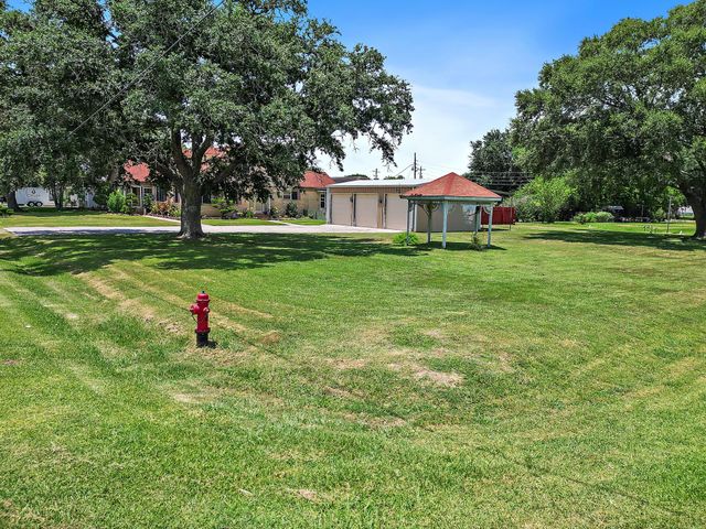 405 Park Street, Anahuac, TX 77514