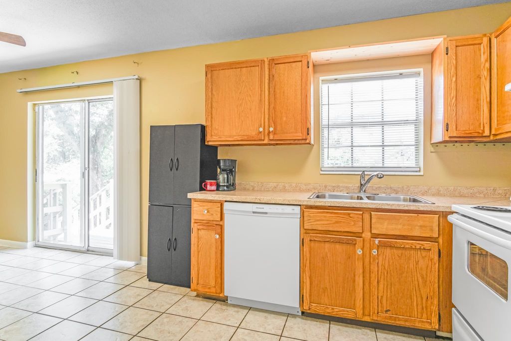 Image 12 of property listing at 906 Millard Street, Tallahassee, FL 32301