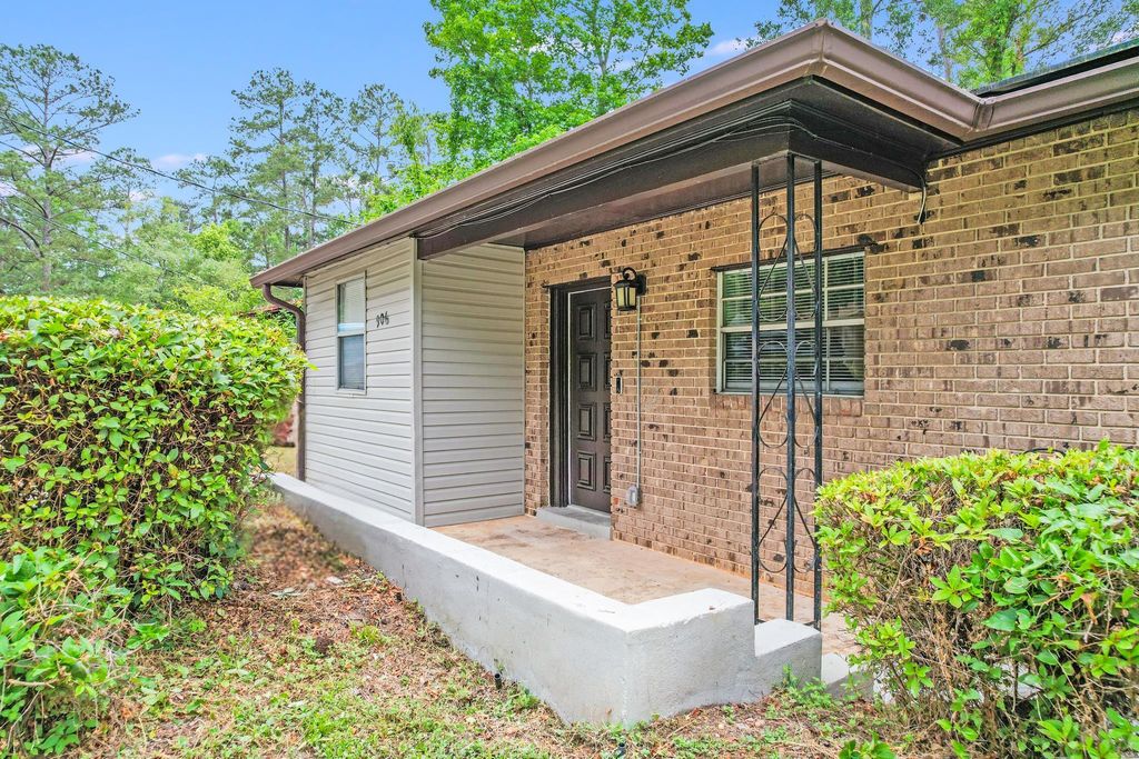 Image 3 of property listing at 906 Millard Street, Tallahassee, FL 32301