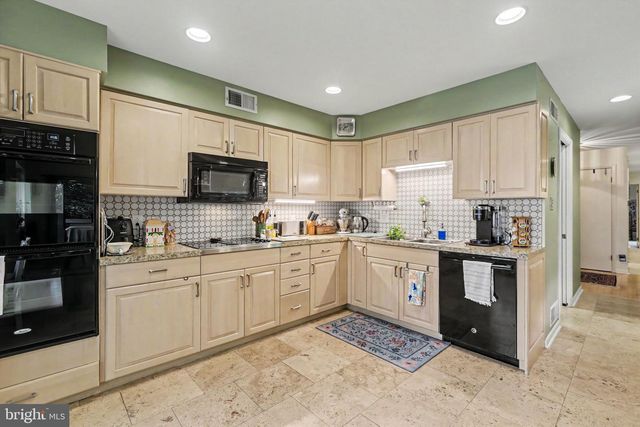 82 FAIRWAY DR, Camp Hill, PA 17011