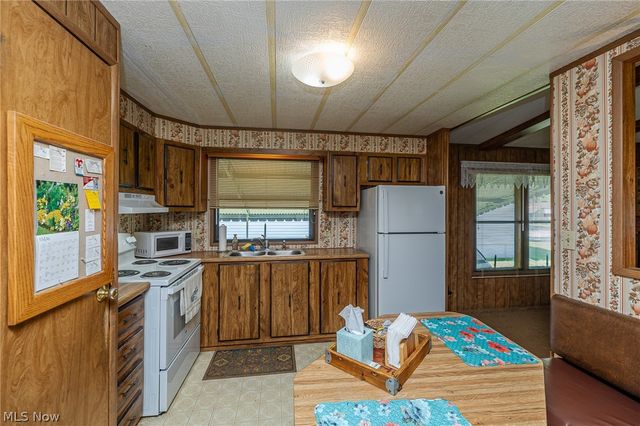 4 Overland Drive, Olmsted Twp, OH 44138