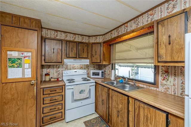 4 Overland Drive, Olmsted Twp, OH 44138