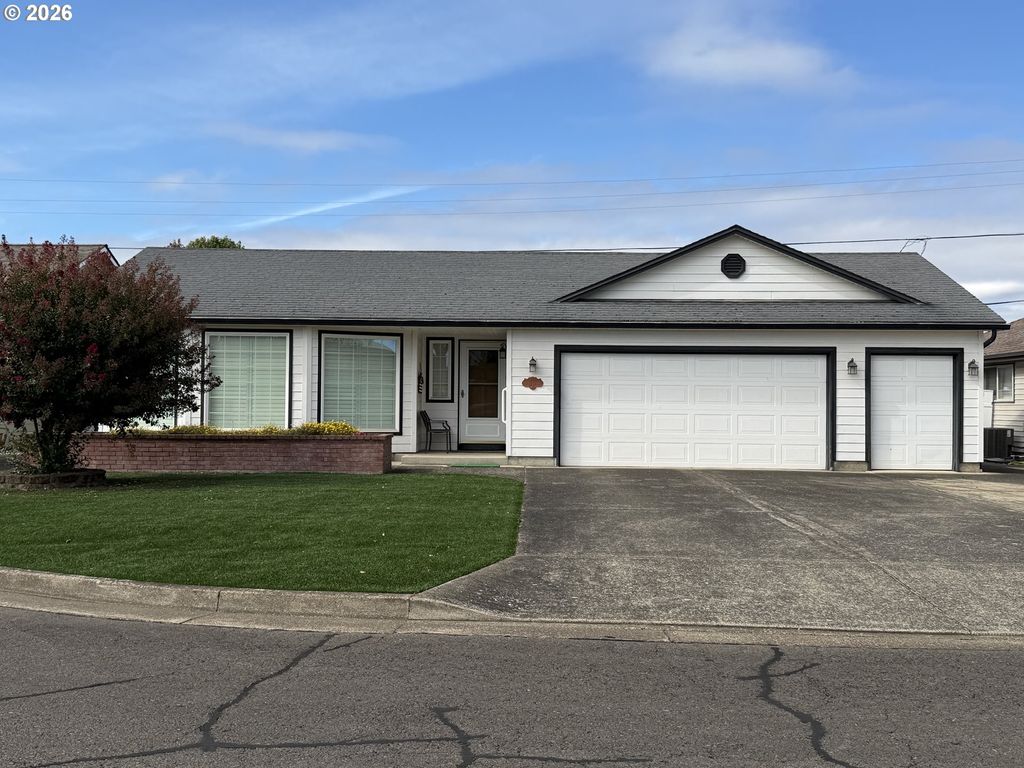 1937 HEATHER Way, Woodburn, OR 97071