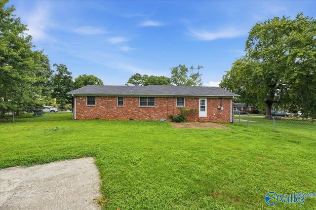 201 Larkwood Drive SW, Decatur, AL 35601