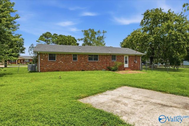 201 Larkwood Drive SW, Decatur, AL 35601