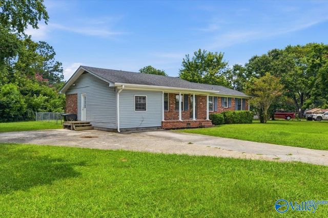 201 Larkwood Drive SW, Decatur, AL 35601