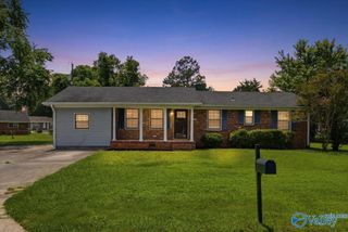 201 Larkwood Drive SW, Decatur, AL 35601