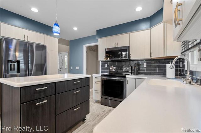 45317 Stonehedge Drive, Plymouth, MI 48170