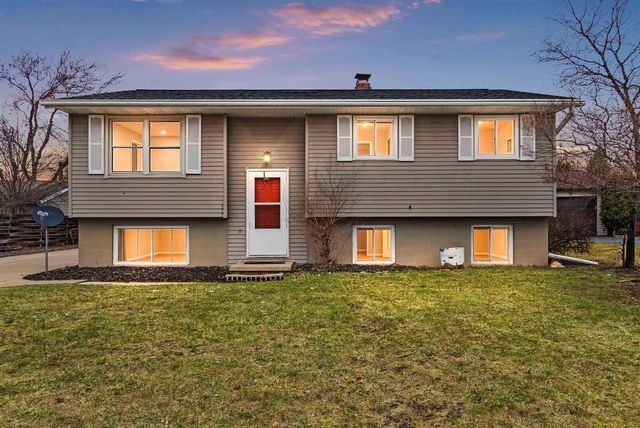 1204 E PARK HILLS DRIVE, Appleton, WI 54915