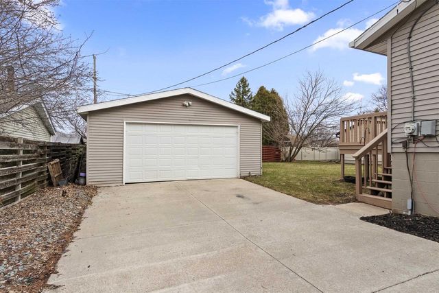 1204 E PARK HILLS DRIVE, Appleton, WI 54915
