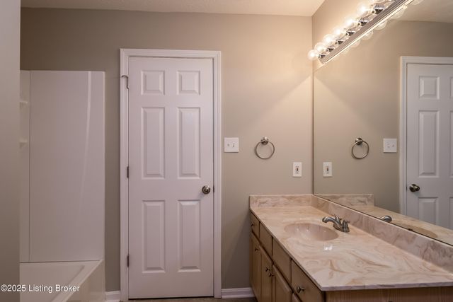 11211 Sand Lake Ct, Louisville, KY 40272