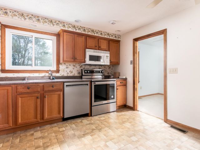 36 Hampton Drive, Nashua, NH 03063