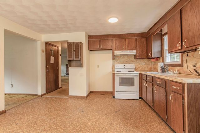 27 Sylvanus Wood Ln, Woburn, MA 01801