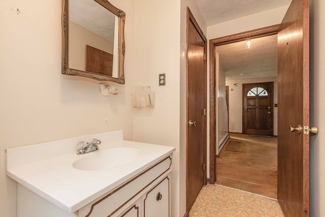 27 Sylvanus Wood Ln, Woburn, MA 01801