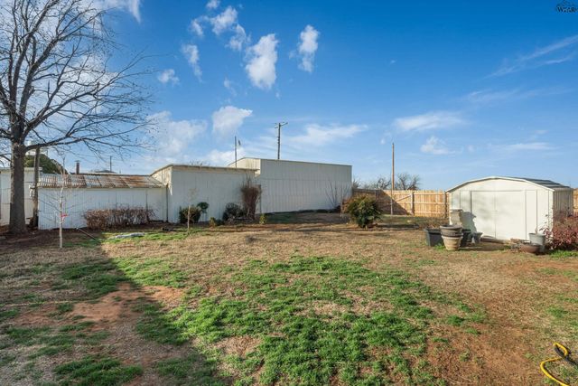 411 W RUBY AVENUE, Iowa Park, TX 76367