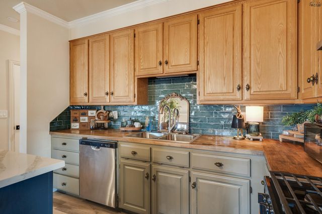 411 W RUBY AVENUE, Iowa Park, TX 76367