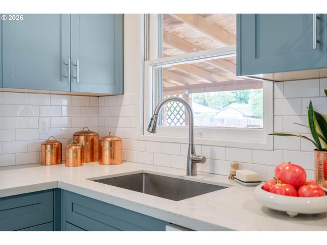 6025 Se KNIGHT St, Portland, OR 97206